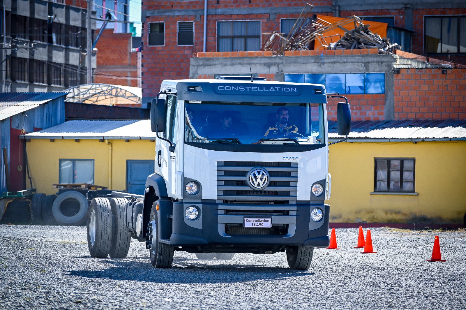 Volkswagen Exhibe Camiones Ideales Para Municipios En Su Showroom En El