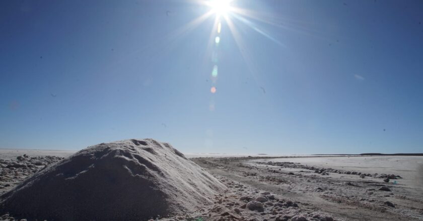 Destinan Bs 11 millones para el desarrollo de la salmuera en el salar de Coipasa y destacan su potencial industrial