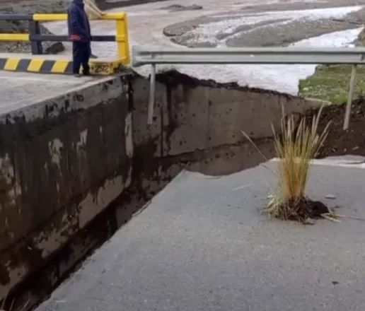 Crecida de ríos provocan el colapso y hundimiento del puente Palcoco-Corqueamaya en la carretera a Copacabana