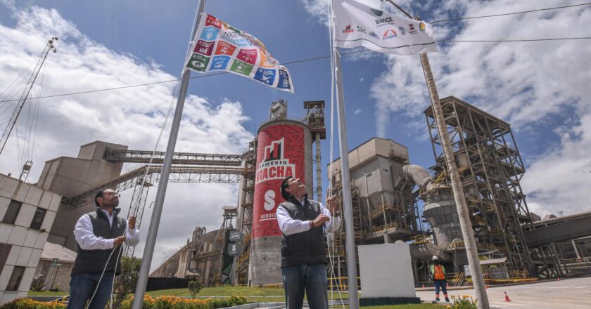 Soboce se adhiere a Pacto Global izando la bandera de los ODS en la planta de cemento más alta del mundo