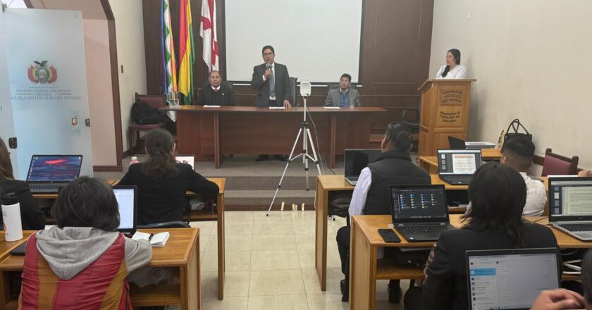 Participantes del sexto proceso formativo a Fiscales de Materia Institucionalizados profundizan conocimientos en Derecho Constitucional en Bolivia