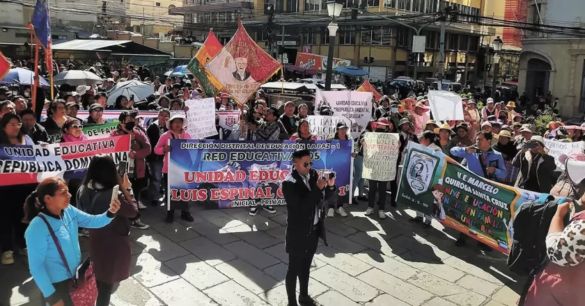 Representantes de 60 unidades educativas bloquean calles en protesta de incumplimientos de Iván Arias