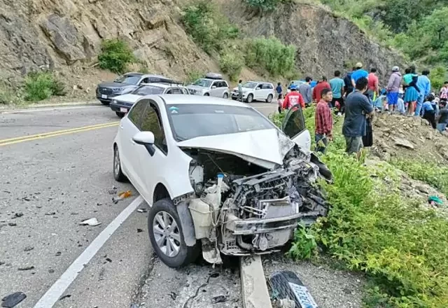 Choque entre dos motorizados deja uno embarrancado en carretera Sucre – Cochabamba