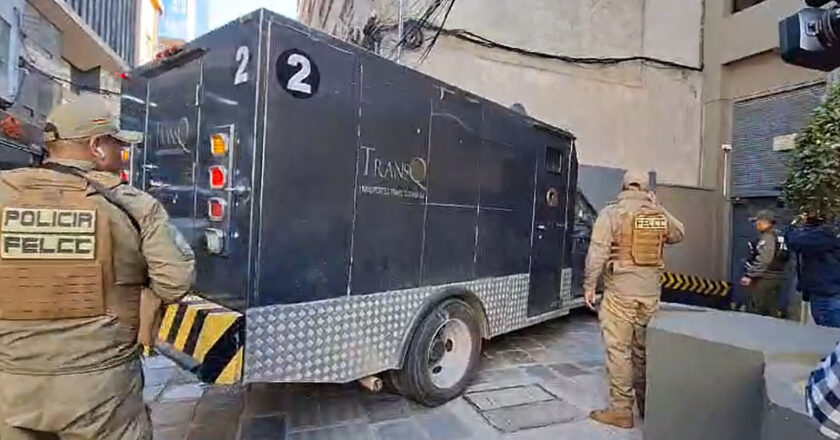 Trasladan al BCB cinco lingotes de oro que fueron secuestrados en control aeroportuario