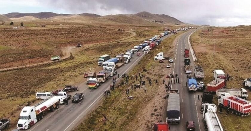 Transporte anuncia bloqueo en la carretera La Paz-Oruro y movilizaciones en cuatro departamentos este lunes