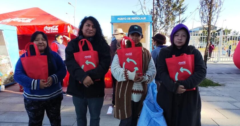 En el mes del reciclaje, Fundación Coca-Cola de Bolivia prepara el intercambio de botellas plásticas por retornables