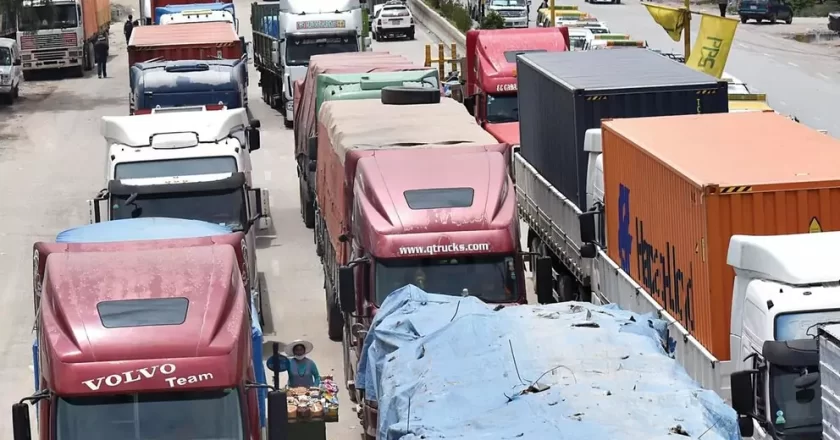 Transporte pesado levanta el bloqueo en la vía La Paz – Oruro tras lograr acuerdo con la Aduana