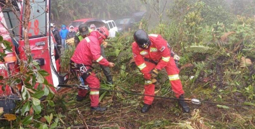 Tres muertos y siete heridos es el saldo de un vehículo embarrancado en la ruta a los Yungas