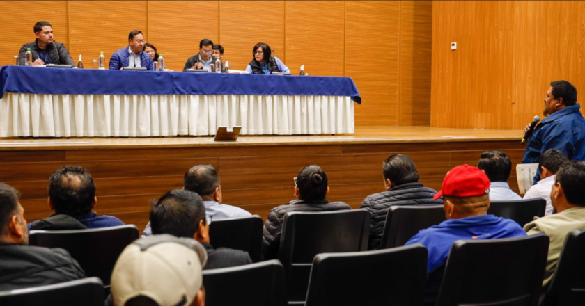 Gobierno negoció con transportistas para evitar bloqueo del lunes en La Paz y Cochabamba