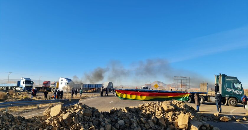 Suspendidas las salidas desde La Paz y El Alto al interior del país por bloqueos