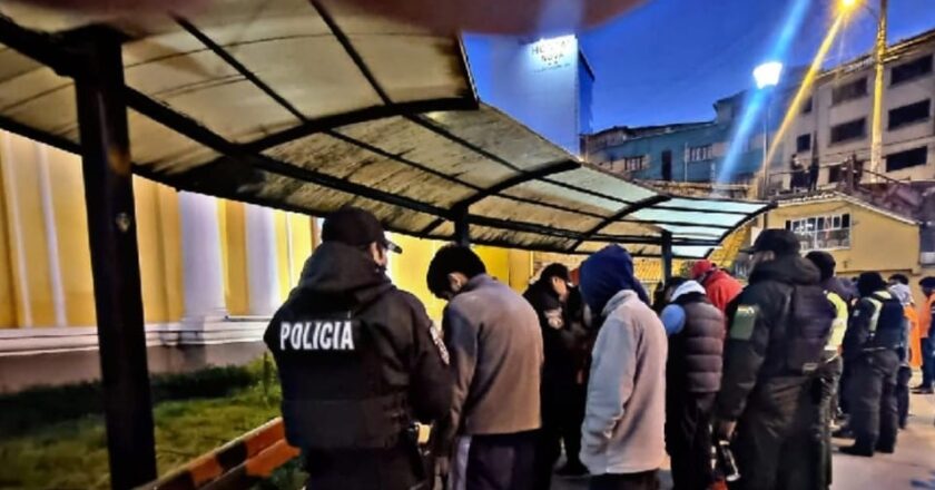 Capturan a 30 personas, entre ellas dos “falsos policías” que operaban en la Terminal de Buses de La Paz