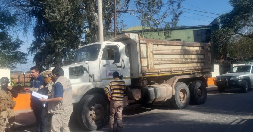 Militares interceptan volqueta y camión por carga ilegal de combustible en Yacuiba