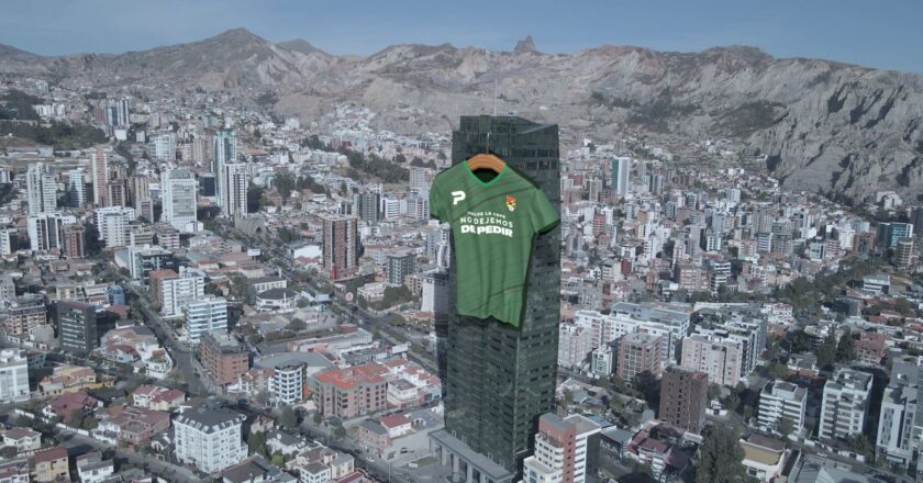 PedidosYa cuelga camiseta gigante de La Verde en edificios empresariales