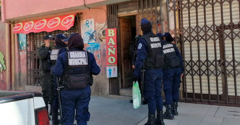 Intervienen lenocinios que se camuflaban como baños en El Alto