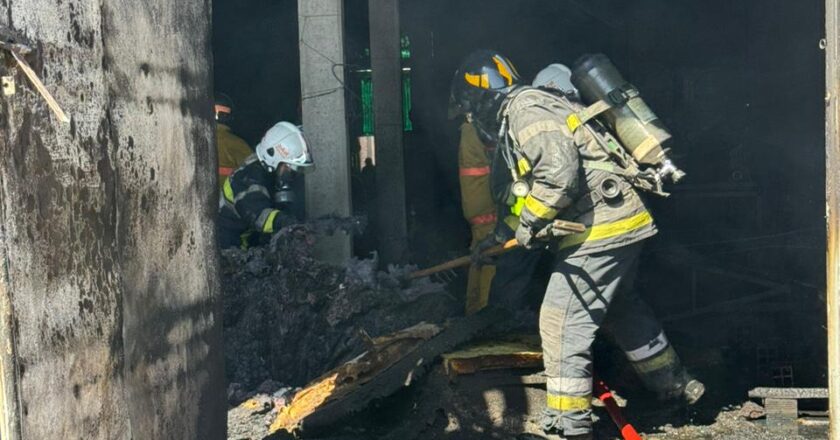 Incendio voraz en fábrica de colchones deja un herido y auto destruido