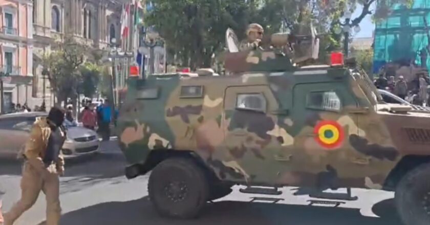 Arce denuncia movimiento irregular de unidades del Ejército en la plaza Murillo