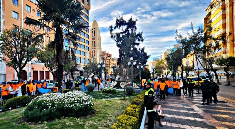 Más de 250 arrestados limpiaron el centro paceño tras consumir bebidas alcohólicas en vía pública