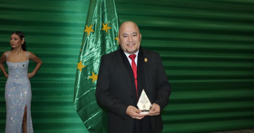 Fiscal Departamental del Beni recibe el galardón y la medalla a la excelencia en gestión pública en los ” Premios a la mejor Gestión Beni 2024″