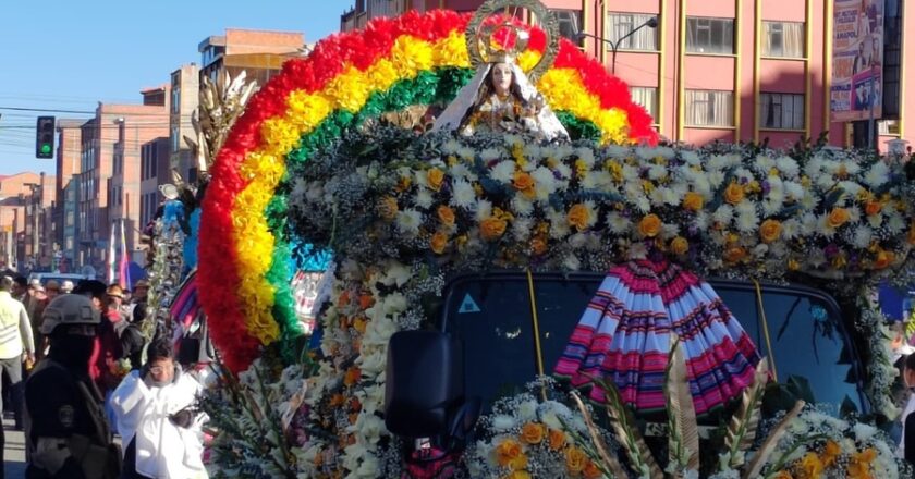 Más de 60.000 bailarines demuestran identidad cultural y devoción en la entrada folklórica de la Virgen del Carmen en El Alto