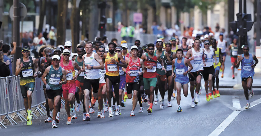 Boliviano Garibay cruza la meta en el puesto 60 de la maratón olímpica