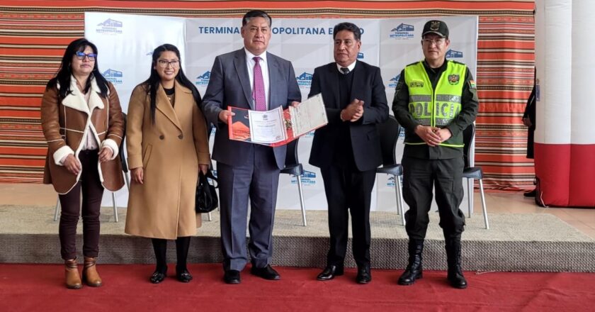 Fiscal General recibe de la alcaldesa de El Alto un terreno de 1.504 metros para la construcción del edificio del IDIF