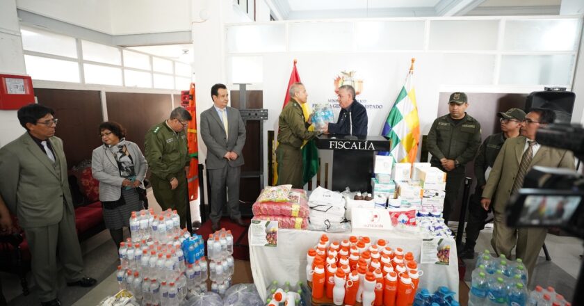 Fiscalía General entrega donativo de agua, medicamentos y otros insumos para damnificados y voluntarios que luchan contra los incendios forestales