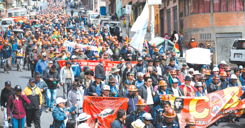 Masiva marcha de la COB repudia el “sabotaje económico” y los sectores instalan una vigilia