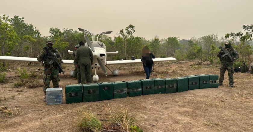 En Beni encuentran una avioneta con más de 433 kilos de cocaína y una caleta con 331 kilos de pasta base de cocaína