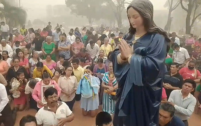 Procesión acaba con la gente de rodillas para que llueva y mitigue incendios en Ascensión de Guarayos