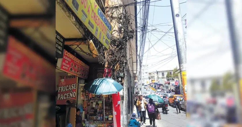 Reclaman a la alcaldía por no retirar los cables en desuso en el centro paceño