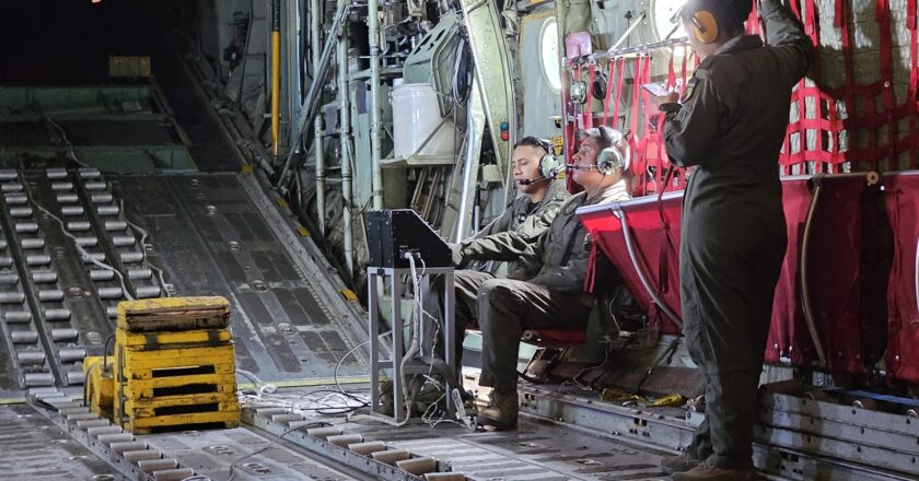 Avión Hércules bombardea nubes en la Chiquitanía para reforzar lucha contra la sequía