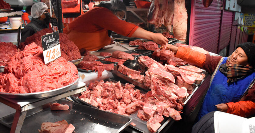 Gobierno garantiza los alimentos y alista el traslado de carne de res