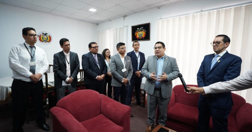 Fiscal General visita la fiscalía departamental de Chuquisaca para evaluar el trabajo y conocer las condiciones en las que se atiende a la población