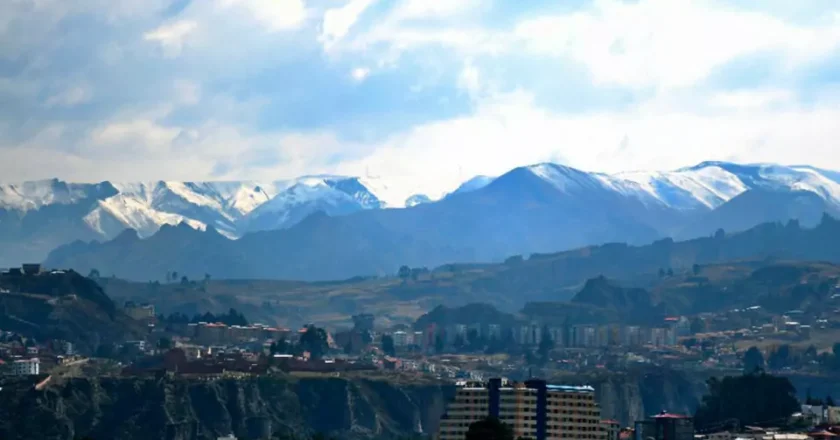 Las cumbres de La Paz y El Alto amanecen cubiertos de nieve