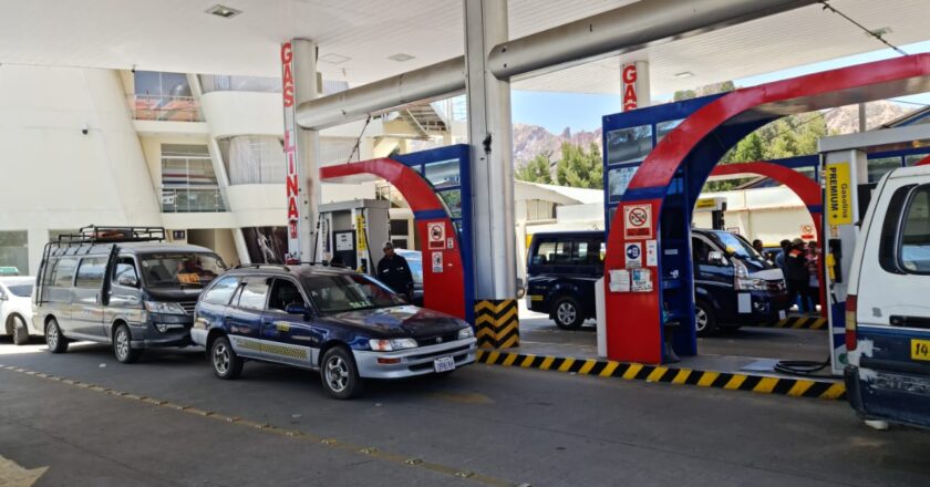 Normalizan venta de gasolina en La Paz y El Alto con ingreso de 100 cisternas diarias