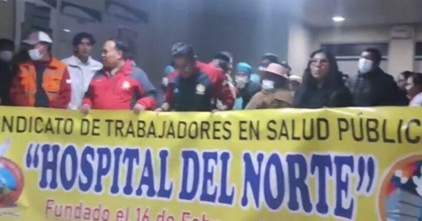 Trabajadores del Hospital del Norte protestan contra Gobernación por despidos y falta de insumos