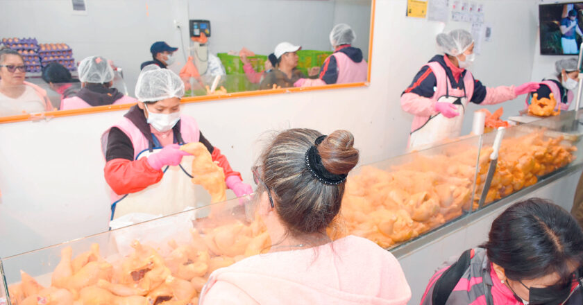 Defensa del Consumidor intensifica controles sobre la venta de carne de pollo en La Paz