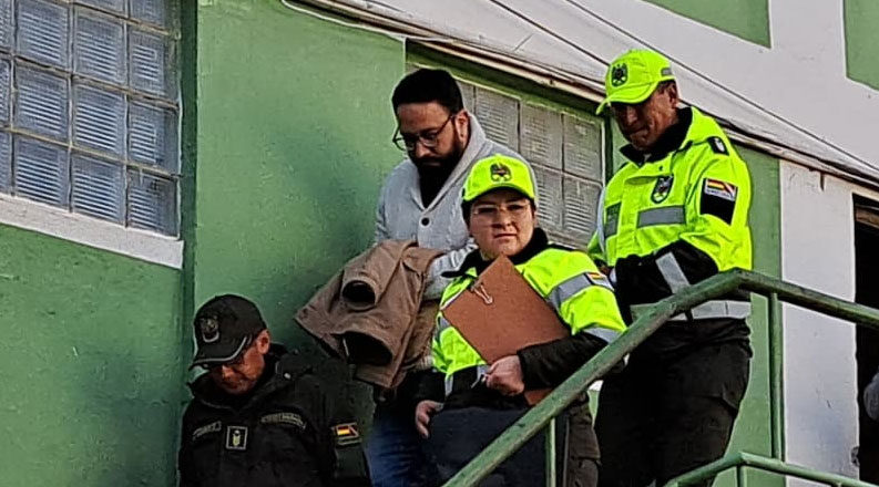 Abogado ‘evista’ se defenderá en libertad, pero le suspenden su licencia de conducir por un año