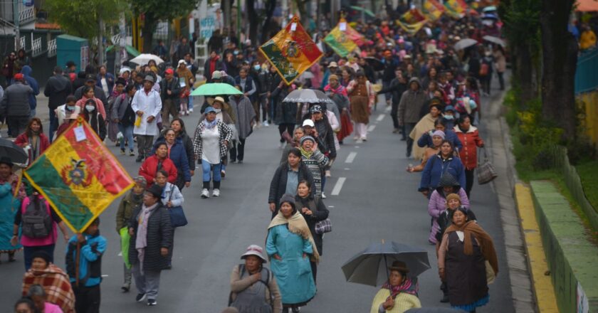 Diferentes sectores de La Paz dan plazo de 15 días al Gobierno para solucionar la crisis, la falta de dólares y combustible