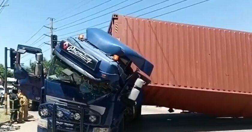 Un chofer en Santa Cruz muere aplastado por el contenedor de su propio tráiler