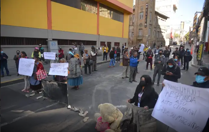 Vecinos de Bajo Llojeta protestan contra la empresa Kantutani