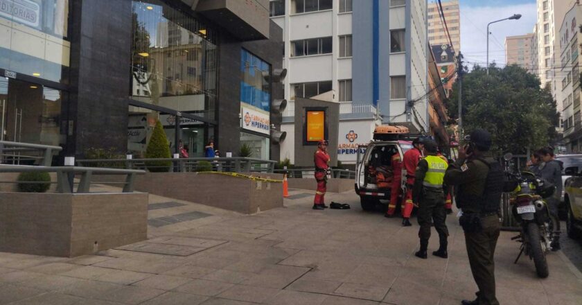 Un hombre que intentó saltar del piso 15 de un edificio en La Paz es aprehendido por la muerte de una mujer