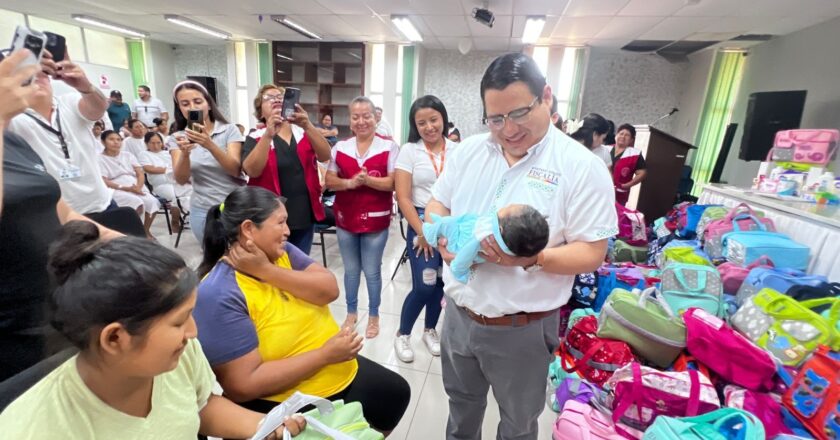 Fiscal General entrega bolsones de maternidad a madres con bebés recién nacidos del Hospital de la Mujer Percy Boland