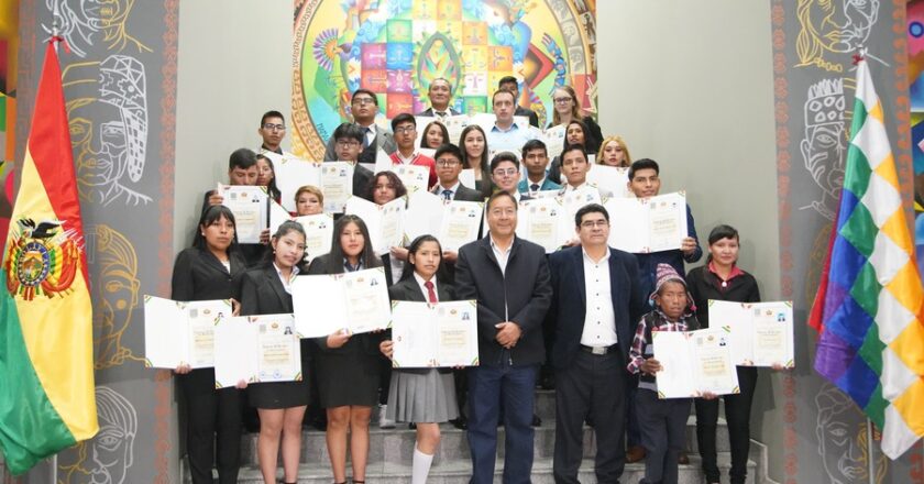 Presidente inicia entrega del bono “Bachiller destacado” de Bs 1.000 a 11.298 jóvenes en todo el país