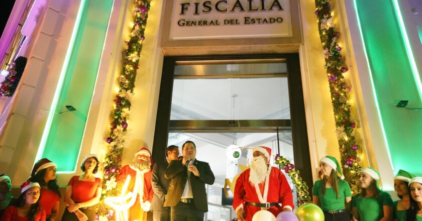 Con la finalidad de fortalecer los lazos de cercanía con la población, el Fiscal General del Estado realizó el encendido de luces navideñas en el frontis del Ministerio Público