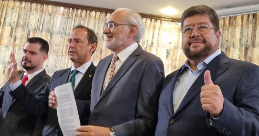 Mesa, Camacho, Tuto y Doria Medina firman acuerdo para impulsar una sola candidatura de oposición