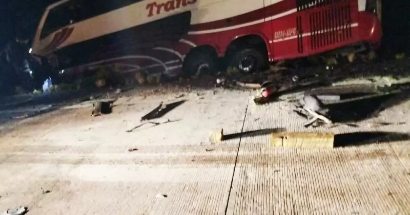 Una vagoneta impacta contra un ómnibus en la carretera Pisiga – Oruro, causando la muerte de ambos conductores