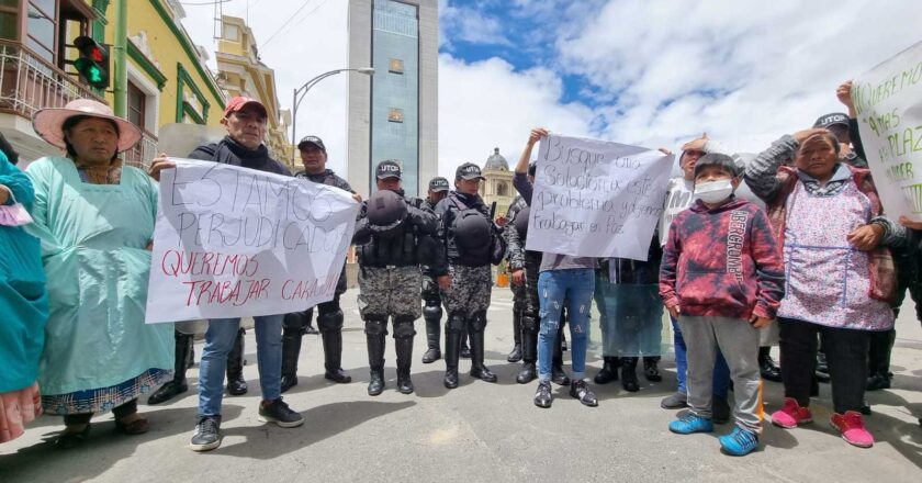 Vendedores protestan contra el cerco policial de la Plaza Murillo y exigen que les dejen trabajar