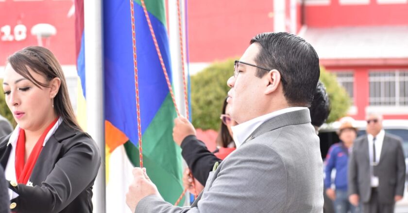 Fiscal General participa de la Iza de Banderas en Potosí y recibe reconocimiento de la Gobernación por su destacada labor en beneficios de la sociedad