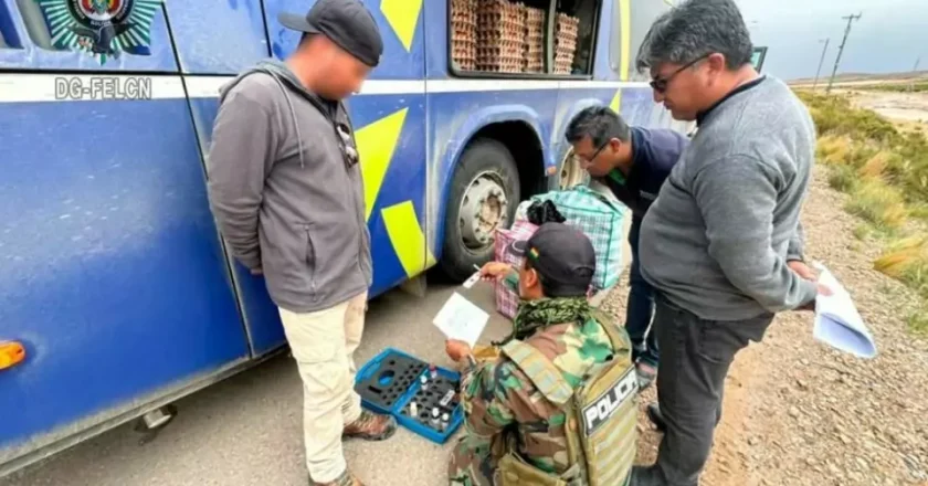 Interceptan bus con 20 paquetes de marihuana en ruta de Cochabamba a Tarija